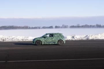 Prototipo de MINI con camuflaje realiza pruebas en carretera con tecnología autónoma.