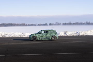 Prototipo de MINI con camuflaje realiza pruebas en carretera con tecnología autónoma.