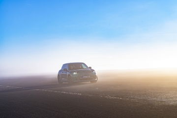 MINI avanza hacia la luz del amanecer, simbolizando el futuro de la conducción autónoma