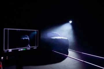 BMW captado en un ambiente oscuro, resaltando sus líneas y faros en un juego de luces y sombras.