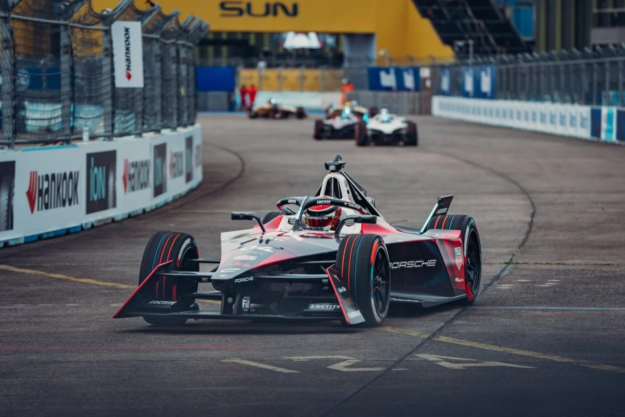 Porsche Formula E en acción con Pascal Wehrlein al volante.