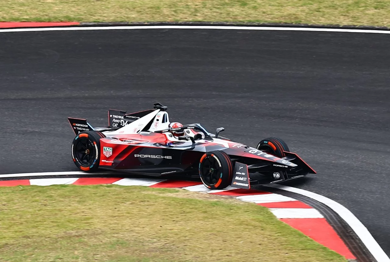 Pascal Wehrlein a bordo del monoplaza de Porsche en el circuito de Shanghai.