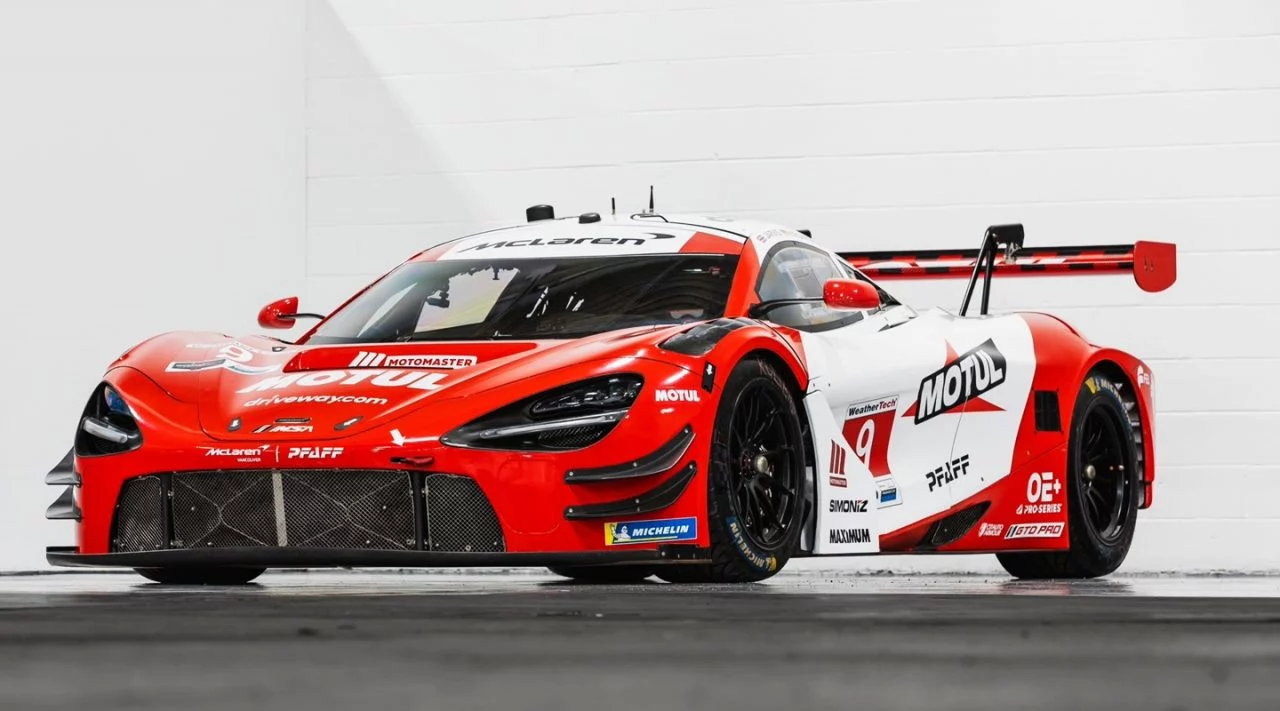 McLaren de Pfaff Motorsports en pit lane aguardando acción en Laguna Seca.