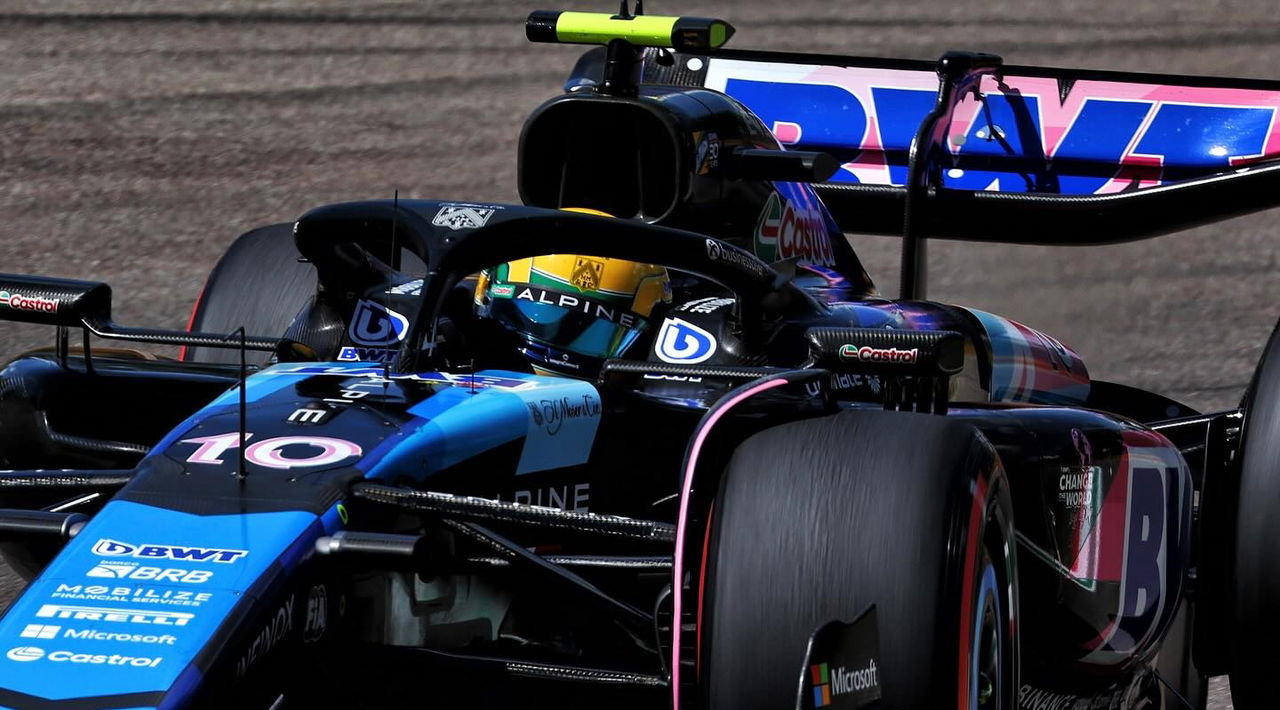 Pierre Gasly al volante del Alpine F1 en Imola, dinamismo y técnica en pista.