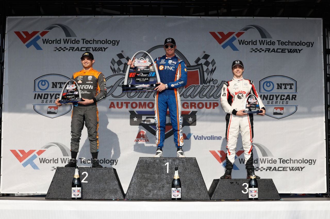 Pilotos en el podio del Bommarito 500 de la IndyCar, celebrando sus posiciones