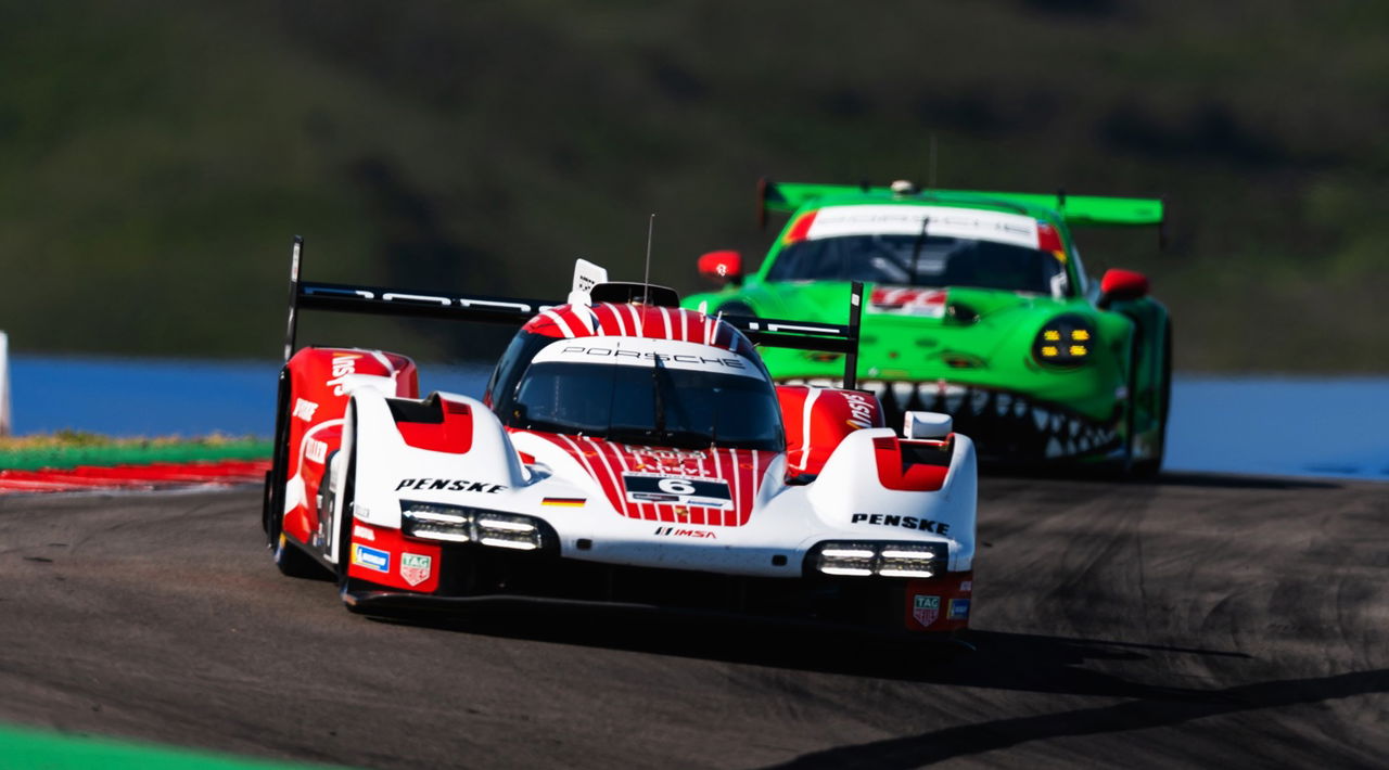 Imagen dinámica del Porsche de Penske en Laguna Seca, competición 2024.