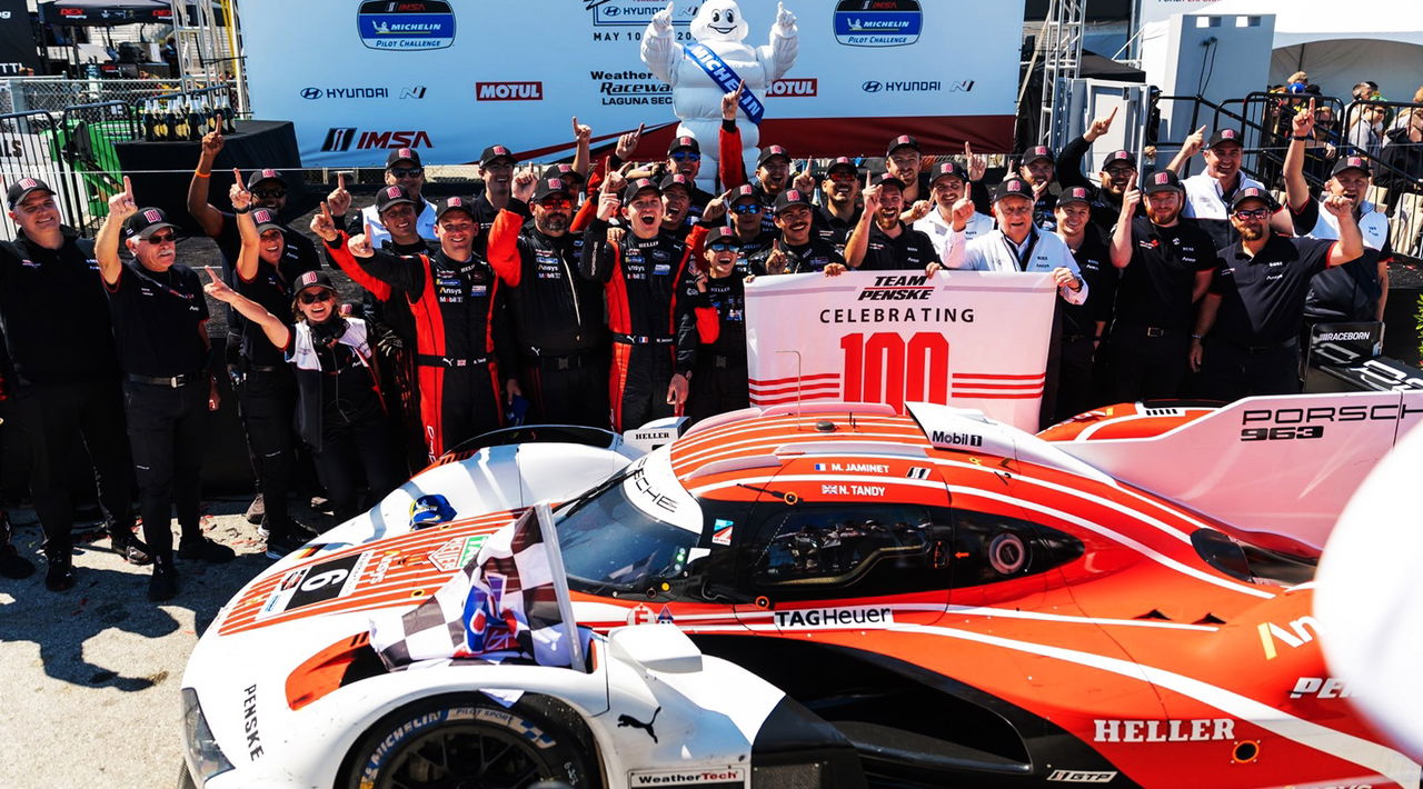 Vista lateral del Porsche del equipo Penske celebrando en Laguna Seca.