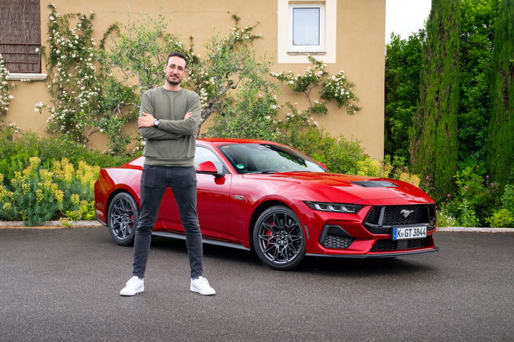 Vista delantera y lateral del Ford Mustang 2024, diseño agresivo que conserva su esencia clásica.