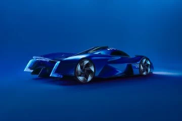 Concept car futurista destacando su diseño aerodinámico y tecnología de iluminación LED.
