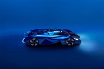 Vista lateral de un vehículo deportivo con diseño futurista y acabados en azul