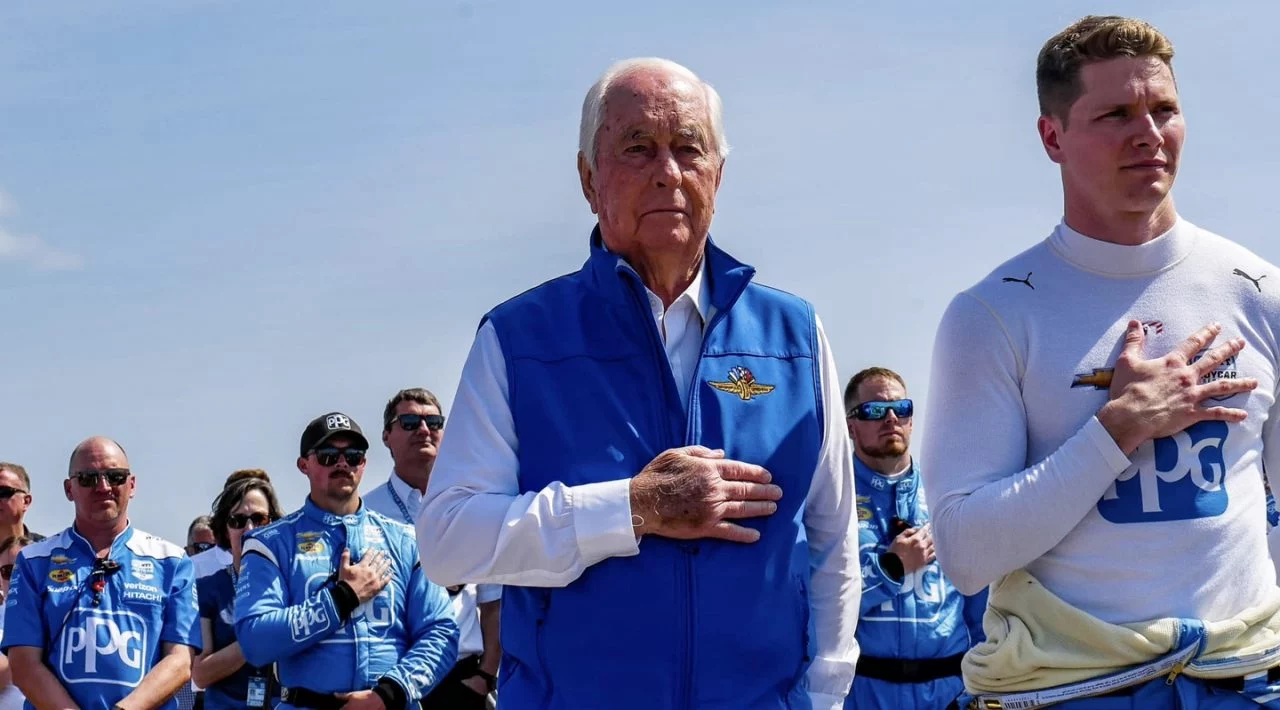 Roger Penske y Josef Newgarden en evento de IndyCar, sin visibilidad del coche.