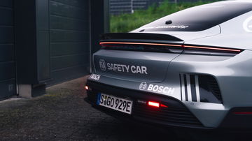 Vista trasera del Safety Car de la Fórmula E 2024, mostrando su diseño e iluminación distintivos