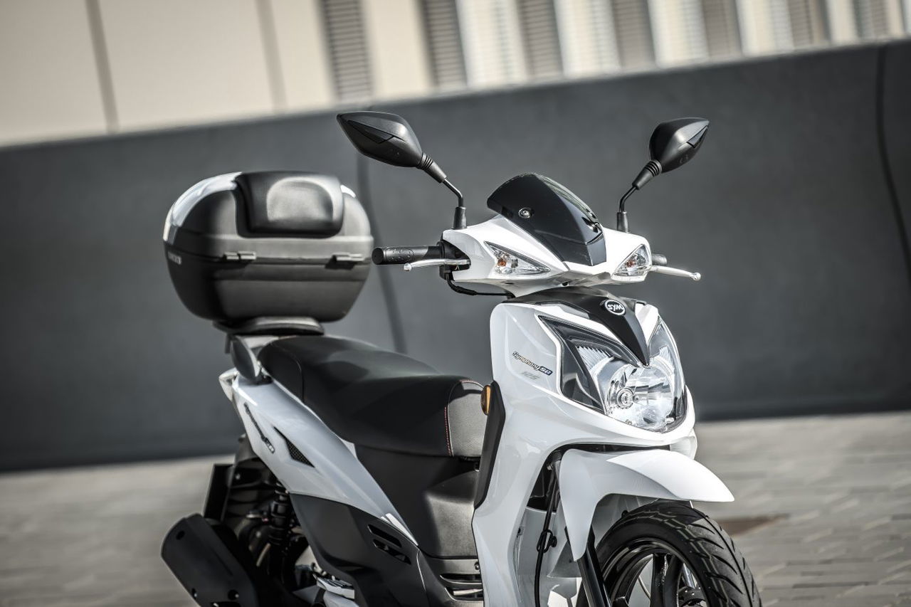 Vista lateral del SYM Symphony SR 125, destaca su diseño elegante y compacto.