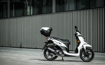 Vista lateral SYM Symphony SR 125 con ABS destacando su diseño urbano