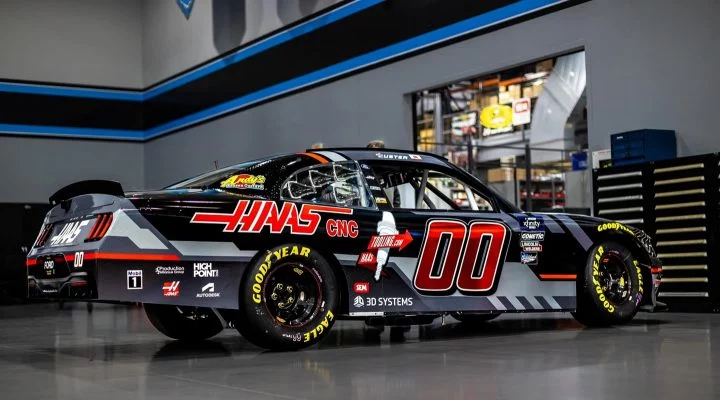 Vista lateral del coche de Stewart-Haas Racing en NASCAR, tonalidades rojo y negro