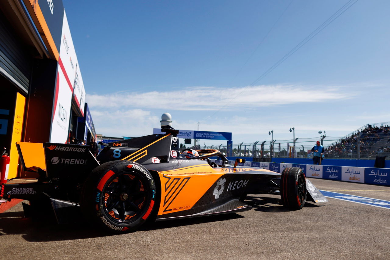 Vista lateral de un monoplaza de Fórmula E de Neom McLaren en el pit lane.