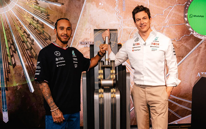 Toto Wolff y Lewis Hamilton junto a trofeo de F1 de Mercedes.