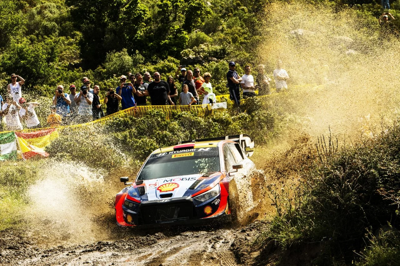 Competidor WRC toma curva con destreza en Rally Italia-Cerdeña 2024