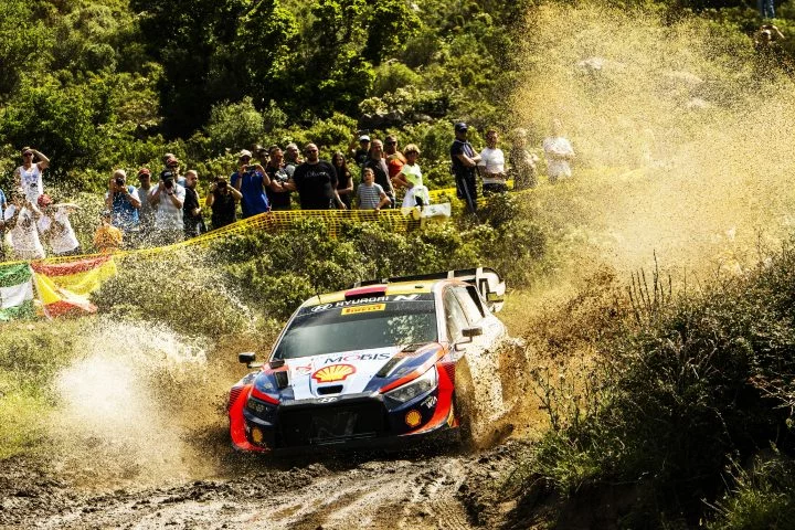 Competidor WRC toma curva con destreza en Rally Italia-Cerdeña 2024