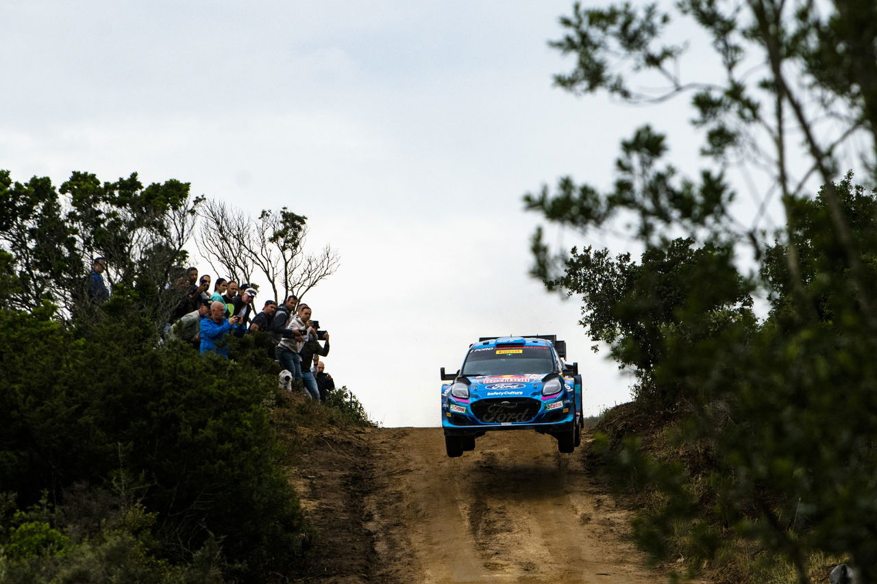 Ford Fiesta WRC tomando una colina en el Rally de Cerdeña.