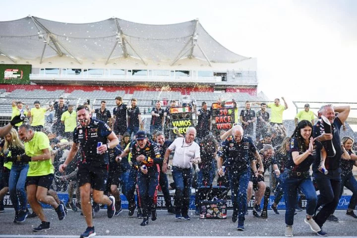 Celebración del equipo Red Bull Racing con Adrian Newey tras una victoria en 2024.