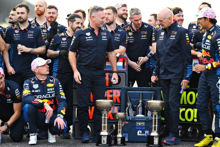 Equipo Red Bull Racing celebra triunfos, con Adrian Newey destacado.