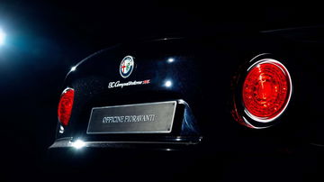 Vista trasera del Alfa Romeo 8C Competizione destacando su diseño emblemático.