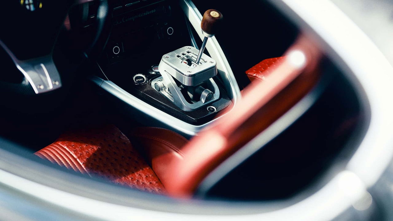 Detalle del cuentakilómetros Alfa Romeo 8C, estética clásica y deportiva.