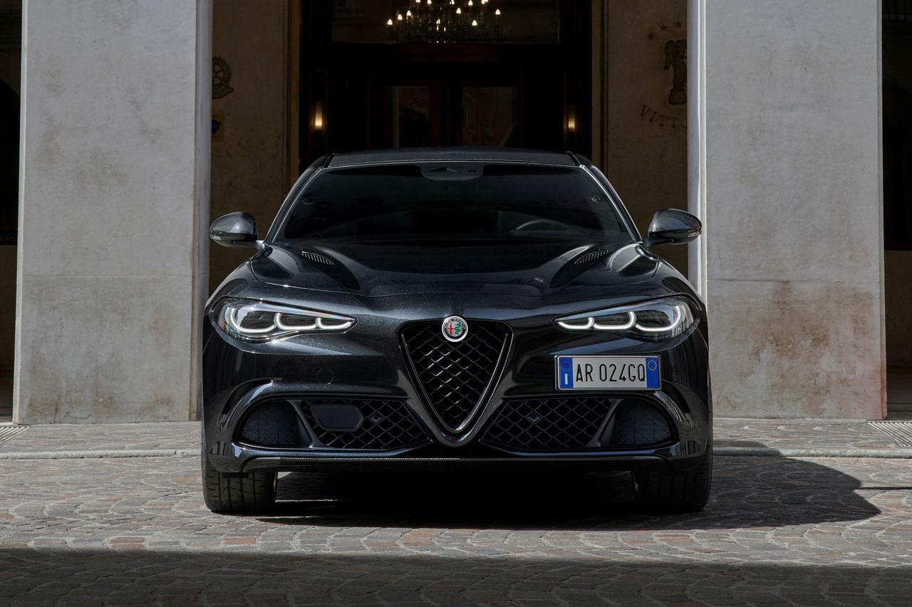 Vista frontal Alfa Romeo Giulia Quadrifoglio, imponente y deportiva.