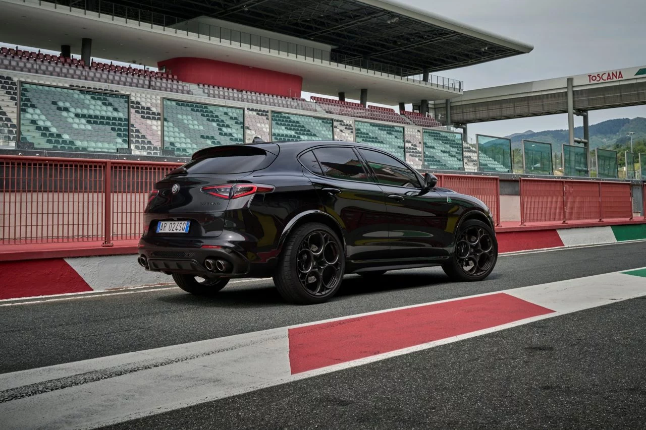 Vista lateral del Alfa Romeo Giulia Quadrifoglio en pista.