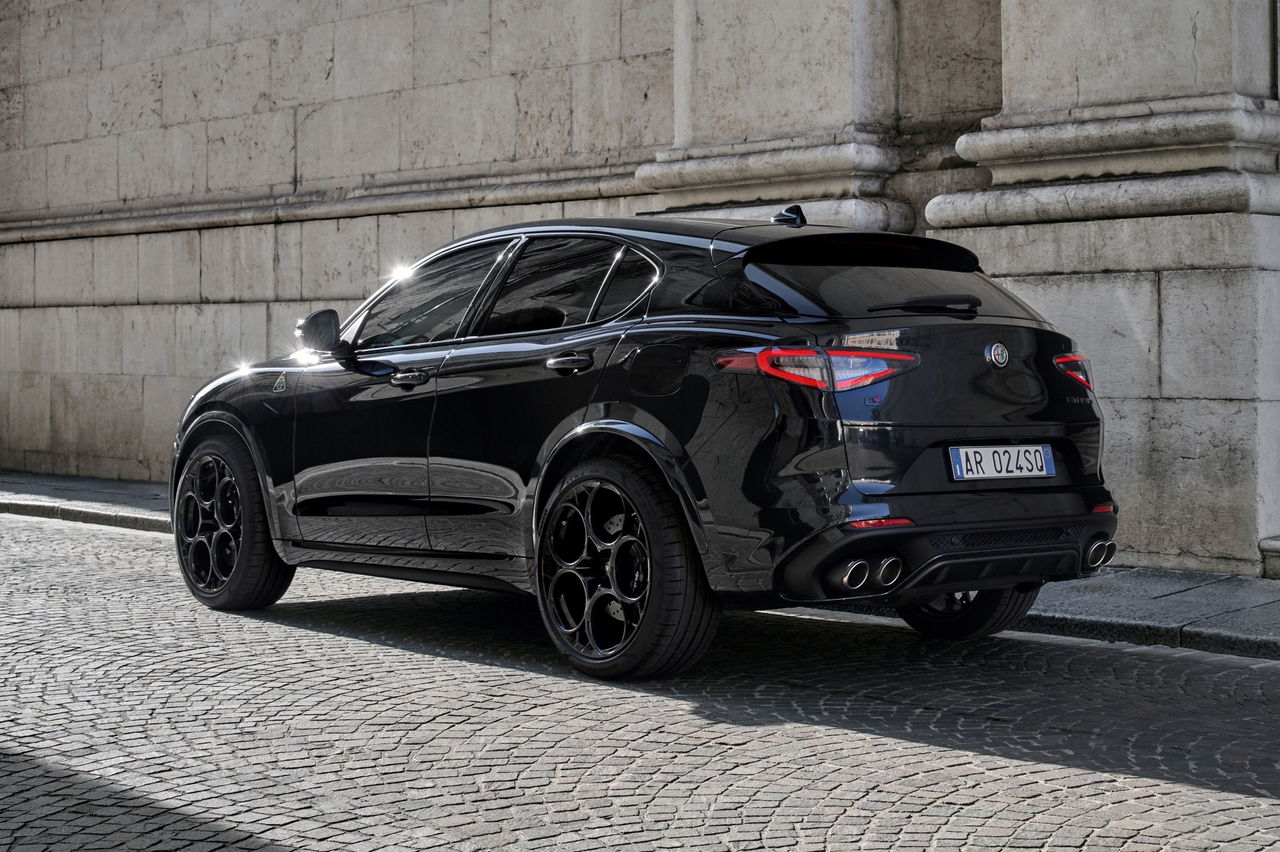 Vista trasera y lateral de un Alfa Romeo Stelvio Quadrifoglio Super Sport, elegancia y potencia en armonía.