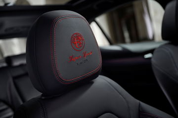 Detalle asiento deportivo Alfa Romeo Quadrifoglio, con acabados de alta calidad.