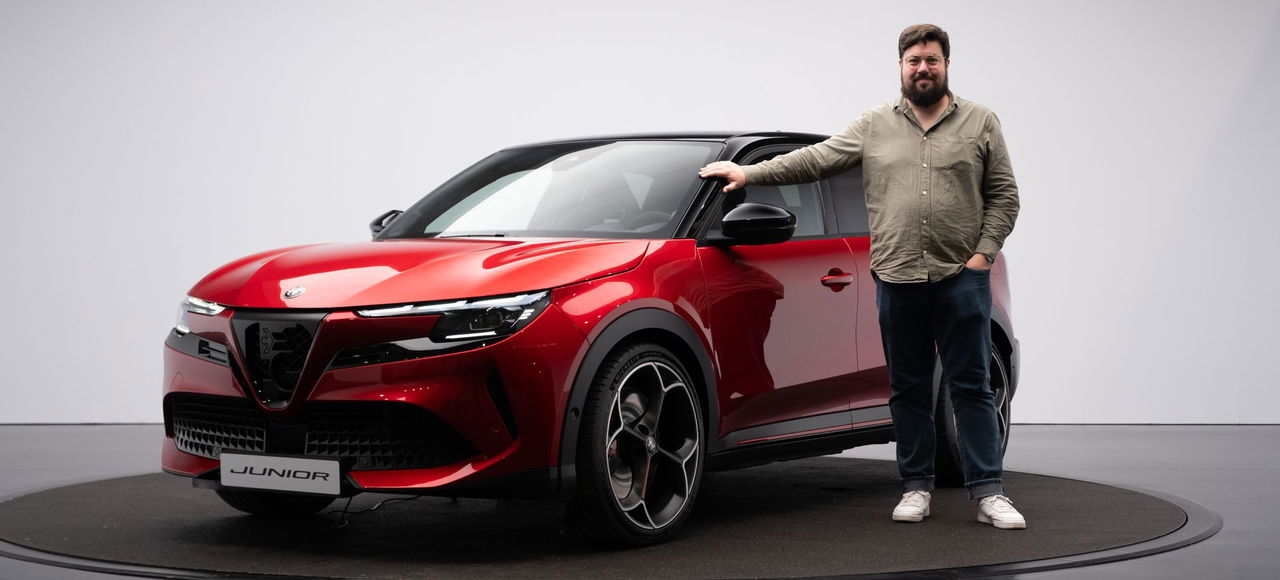 Vista lateral del Alfa Romeo Junior resaltando su elegante diseño y líneas deportivas.