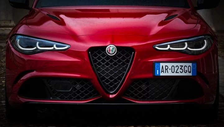 El icónico Scudetto de Alfa Romeo, reimaginado en conformidad con la normativa europea.