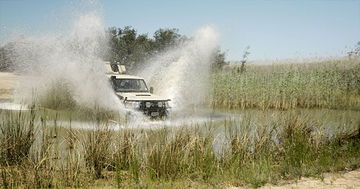 Toyota Land Cruiser superando con maestría un desafío acuático.