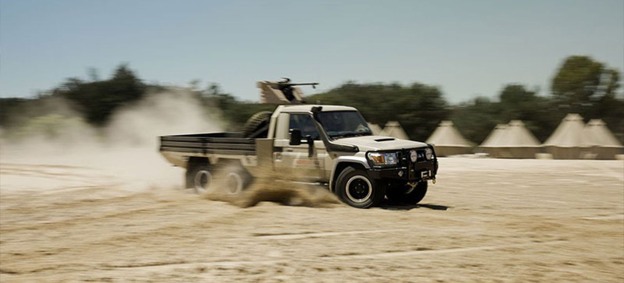 Imponente Toyota Land Cruiser con blindaje Armormax en acción.