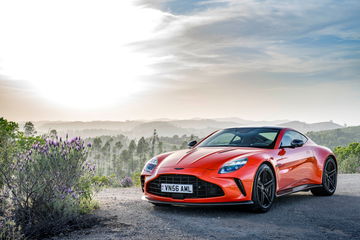 Vista dinámica del Aston Martin Vantage 2024 desafiante y elegante.