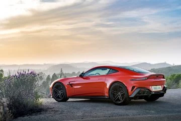 Vista trasera y lateral del Aston Martin Vantage 2024 en ambiente natural