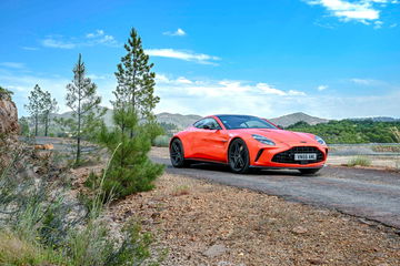 Vista lateral del Aston Martin Vantage 2024 en su hábitat natural.