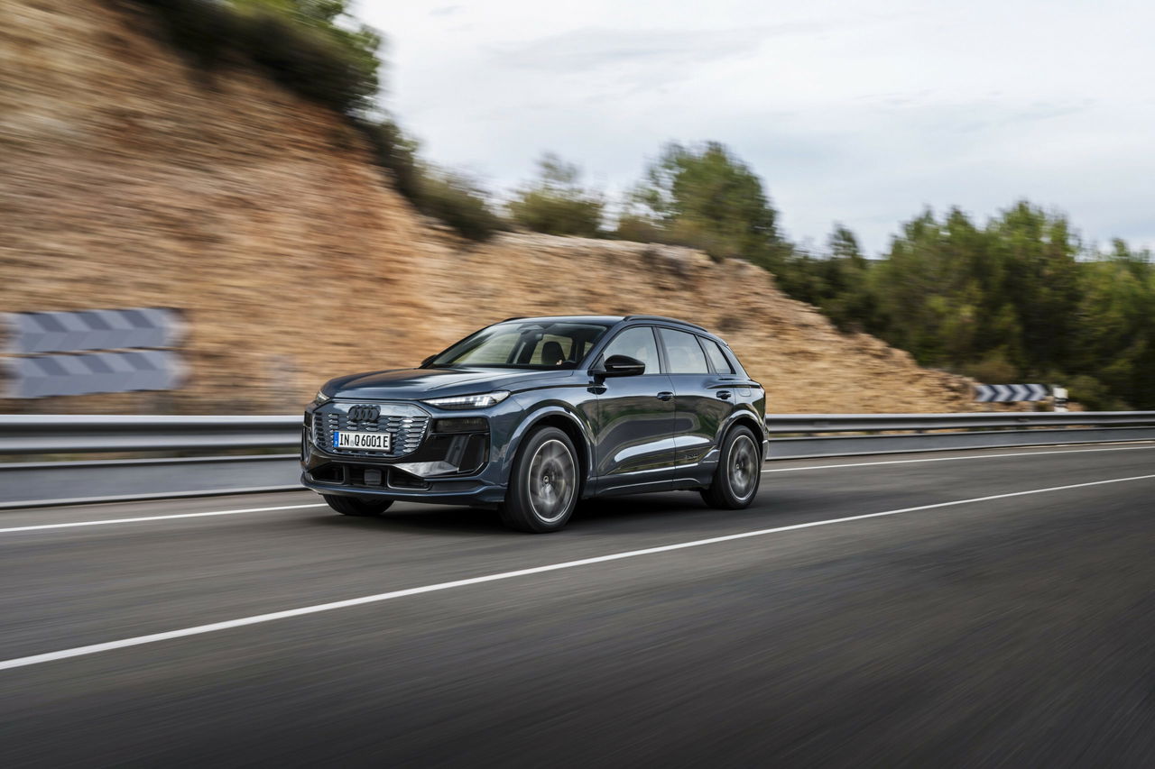 Vista dinámica del Audi e-tron en carretera, destacando su diseño y aerodinámica.