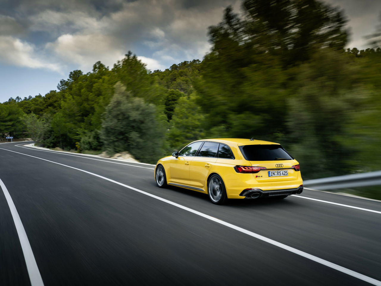 Audi RS 4 Avant Edition 25 Years en acción, combinando deportividad y funcionalidad.