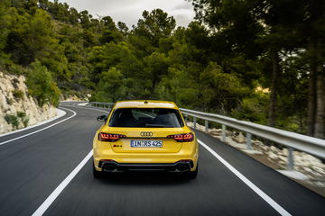 Audi RS 4 Avant: fusión de potencia y versatilidad en un familiar deportivo.