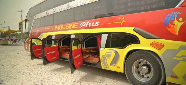 Exótico autobús-limusina pakistaní con decoración llamativa.