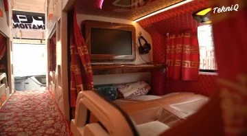 Interior de autobús-limusina pakistaní con acabados lujosos