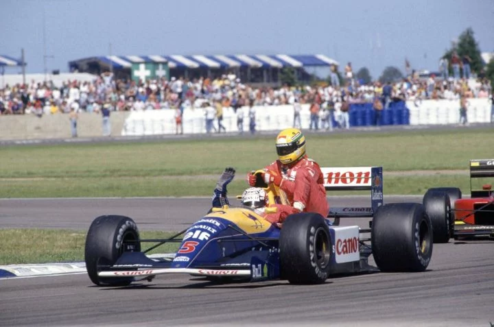 Imagen icónica de Ayrton Senna celebrando una victoria en F1