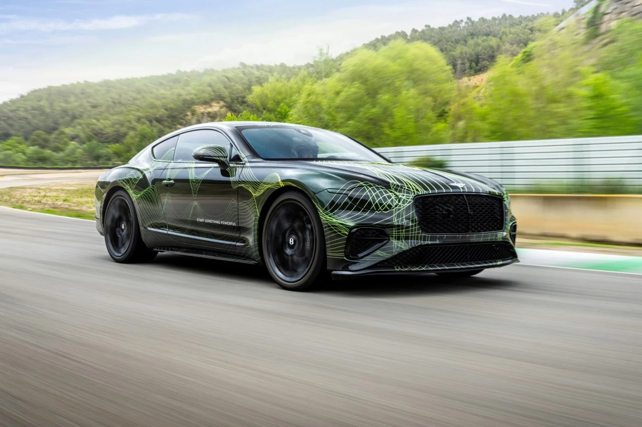 Bentley Continental GT mostrando su silueta dinámica y robusta.