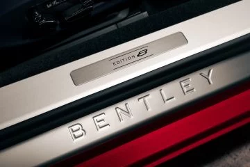 Detalle exclusivo del umbral de Bentley Edition 8.