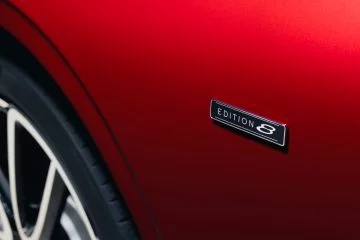 Emblema distintivo de Bentley Edition 8 en carrocería roja.