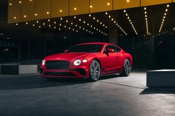 El Bentley Edition 8 en todo su esplendor lateral con acabado rojo.