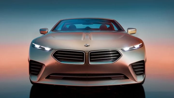 Vanguardista BMW Concept Skytop en exposición, destacando su diseño frontal futurista.
